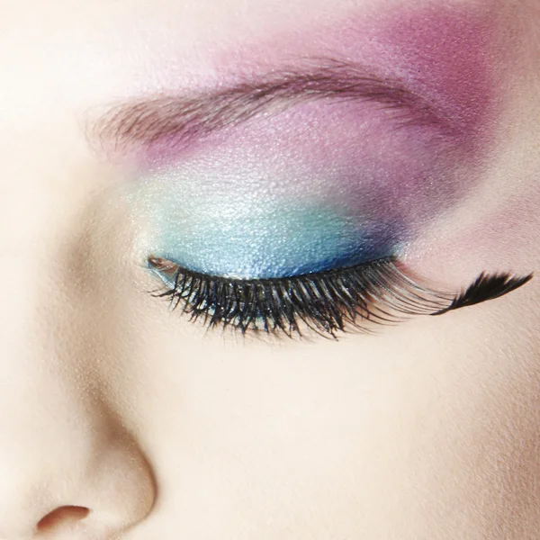 Oog met roze en blauwe eyeshadows — Stockfoto