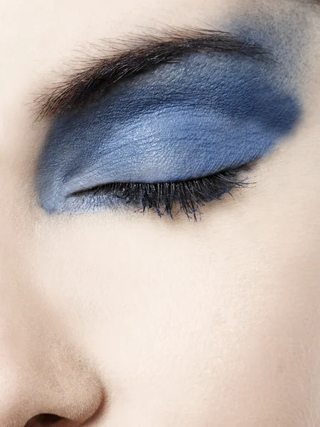 Olho de mulher com sombra azul — Fotografia de Stock