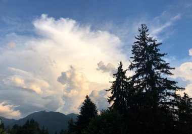 Gün batımı ve bulutlu dağ fırtınalı gökyüzü