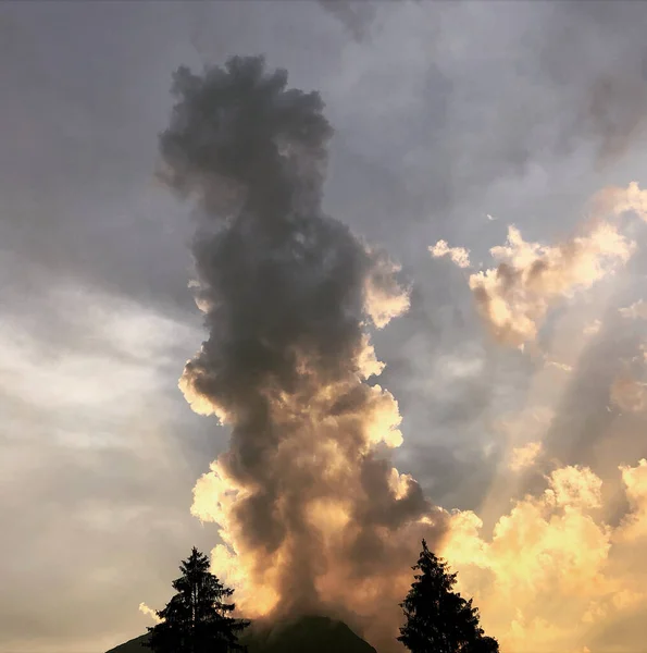 Закат Облака Горные Бушуют Небо Стоковое Фото