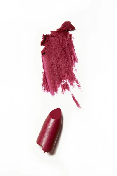 ezilmiş kırmızı fuşya lekeli ruj