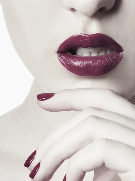 Fuşya pembe ağız ve çivi