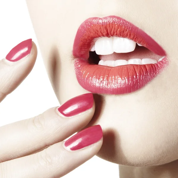 フクシアのピンクの口紅を持つ女性 — ストック写真