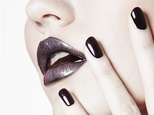 Woman with  purple lips and nails — Stock Photo, Image