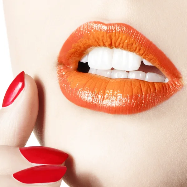 Женщина с красными оранжевыми губами Лицензионные Стоковые Изображения