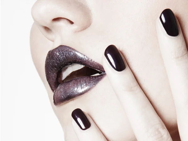 Женщина с пурпурными губами и ногтями Стоковая Картинка