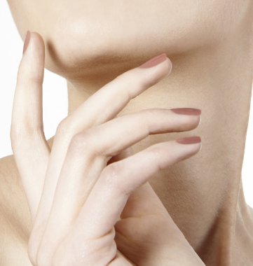 El ile tırnak cilası