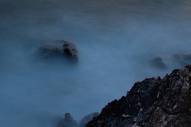 Kayalar ve dalgalar, gece
