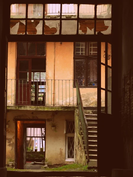 La cour intérieure dans l'une des plus anciennes maisons — Photo