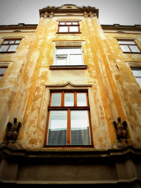 Antiguo edificio en Lviv — Foto de Stock