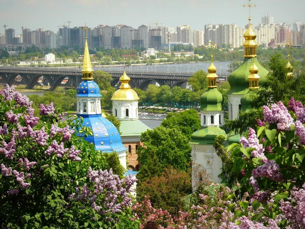 A Dnyeper és a bal partján, Kiev-Pechersk Lavra. — Stock Fotó