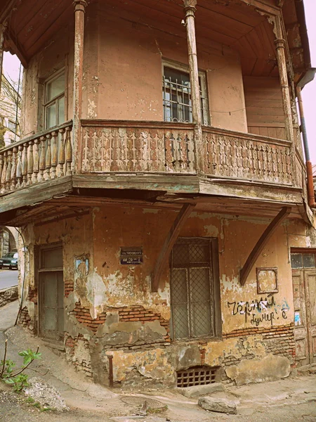 Cidade de Tbilisi. Uma casa velha . — Fotografia de Stock