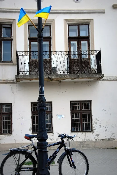 Bicicleta en el poste — Foto de Stock