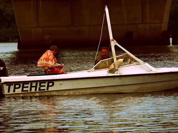 Flotteurs de bateau dans la rivière Dniepr — Photo