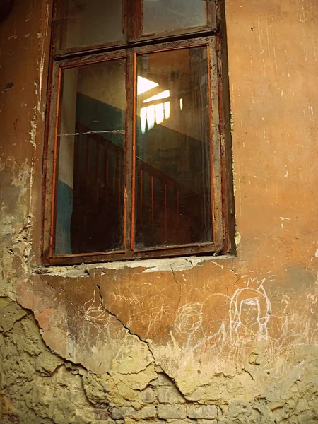 Fenêtre et un escalier — Photo