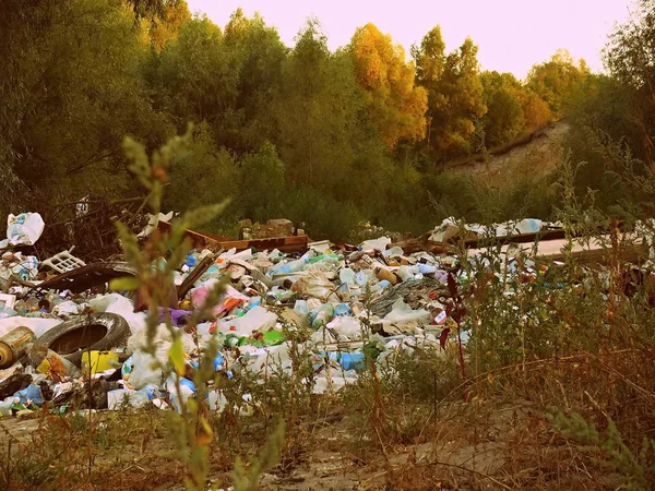 Składowiska odpadów w miejscowości w pobliżu — Zdjęcie stockowe
