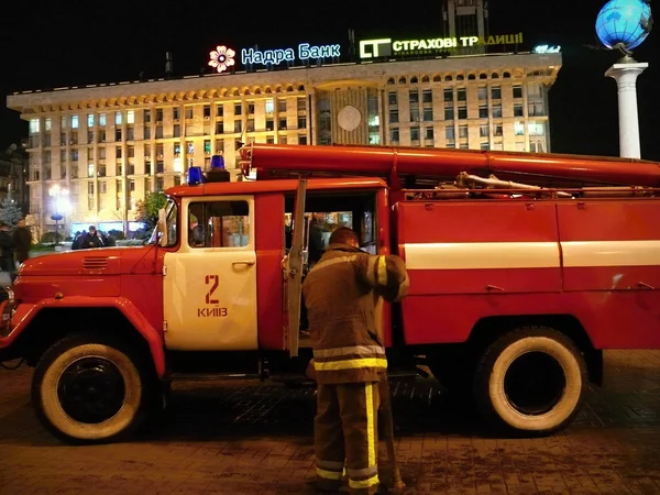 Пожарная машина с пожарным — стоковое фото