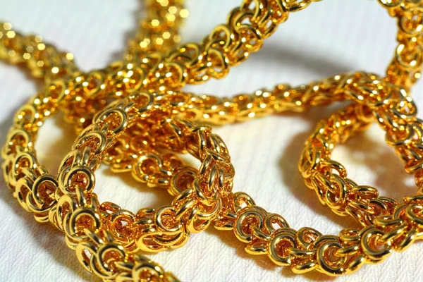 Catena d'oro intorno al collo . — Foto Stock