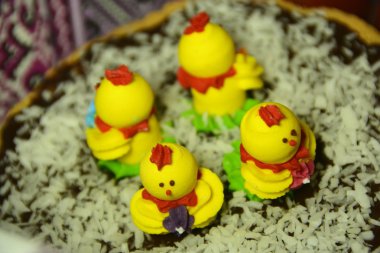 Tavuk şeklinde bir dekorasyon ile Paskalya. 