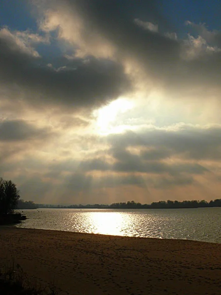 Schöner Sonnenuntergang und auf dem Feld. — Stockfoto