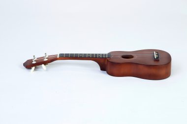 Beyaz arka plan üzerinde kahverengi ukulele