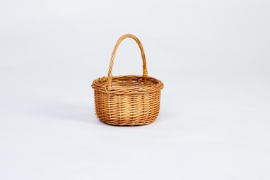 Beyaz arkaplanda hasır sepet