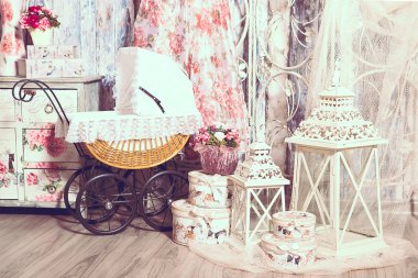 bebek arabası vintage ahşap arka plan üzerinde