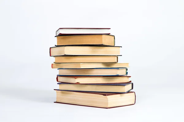 Beyaz arkaplanda bir yığın kitap