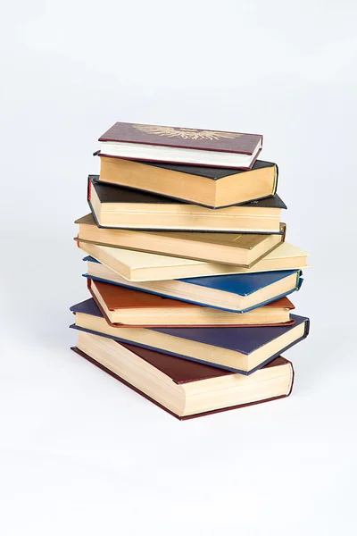 Beyaz arkaplanda bir yığın kitap