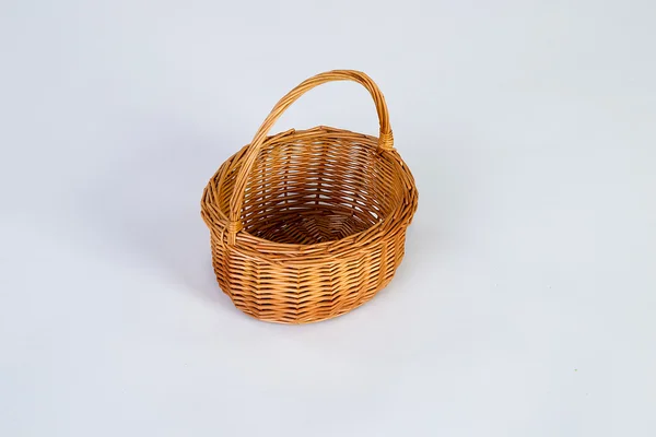 Cesta de vime em um fundo branco — Fotografia de Stock