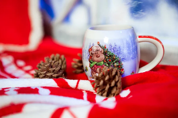 Noel kupa halıya ayakta koniler ile.