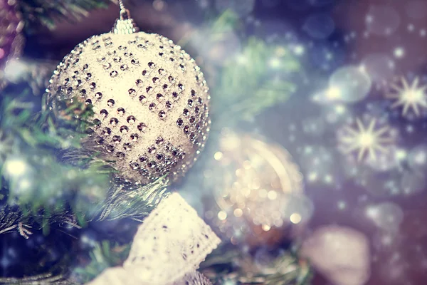 bir Noel ağacına asılı Noel top