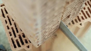 Testere ile kesme tuğla. Güçlü elektrikli testere.