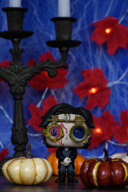 Tim Burton 'ın Sleepy Hollow filminden Ichabod Crane' in aksiyon figürü. Cadılar Bayramı dekoru, balkabakları, kırmızı yapraklar, çelenk ışıkları, klasik şamdanlar.