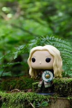 Eowyn 'in Funko Pop aksiyon figürü, Rohan' ın asil kadını, Yüzüklerin Efendisi adlı fantezi filmindeki bakire. Yeşil orman, yosun, eğreltiotu yaprakları.