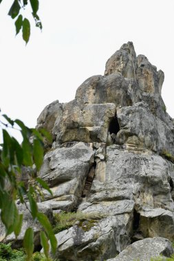 Tustan 'ın kaya kompleksi, antik şehir kalesi, uçurum. Lviv oblast, Ukrayna.