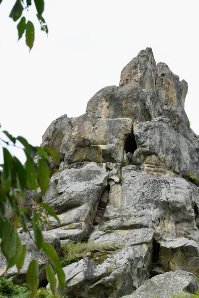 Tustan 'ın kaya kompleksi, antik şehir kalesi, uçurum. Lviv oblast, Ukrayna.