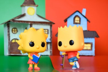 Bart ve Lisa 'nın çizgi dizi The Simpsons' daki Funko Pop aksiyon figürleri. Minyatür el yapımı kağıt evler..
