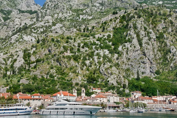 Άποψη της πόλης Kotor και δρόμο προς Κότορ φρούριο από θάλασσα. Μαυροβούνιο — Φωτογραφία Αρχείου