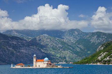 The Rocks Meryem Adası (Gospa od Skrpjela). Kotor Körfezi, Karadağ