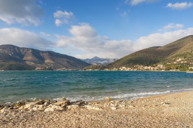 Kotor Körfezi görünümünü kış, Karadağ şehirde Tivat yakınındaki