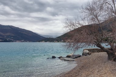 Kış günü bulutlu. Kotor Körfezi, Karadağ