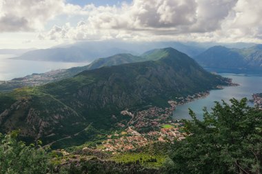 Vrmac dağın ve Kotor Koyu'nun görünümünü. Karadağ