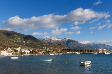 Tivat şehir kış deniz manzarası. Karadağ