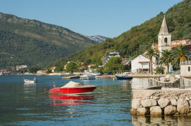 Karadağ sonbaharda. Kotor Körfezi, Donja Lastva Köyü. 
