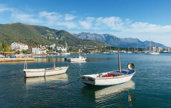 Barcos en Bahía de Kotor. Tivat city, Montenegro — Foto de Stock