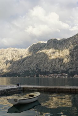 Dağlarda bulut gölgeler. Kotor Körfezi, Karadağ