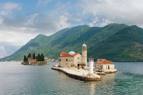 Dos islotes frente a la costa de Perast en la bahía de Kotor, Montenegro —  Fotos de Stock