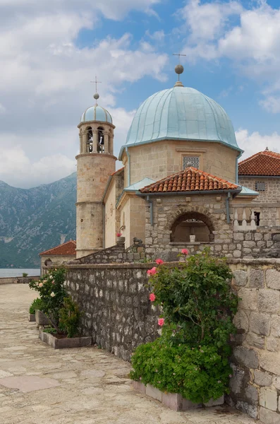 Kilise Our Lady kayaların. Kotor Körfezi, Karadağ