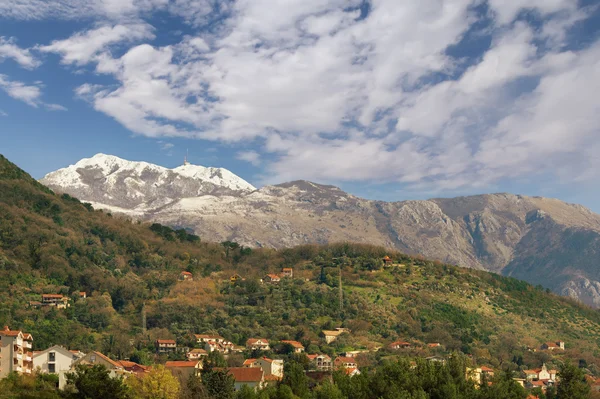 Lovcen dağın Tivat şehirden görünümü. Karadağ